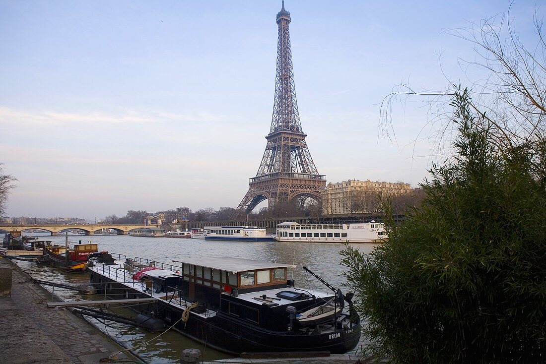 Sonnentag in Paris - Hausboot am Ufer mit Blick über die Seine auf Eiffelturm