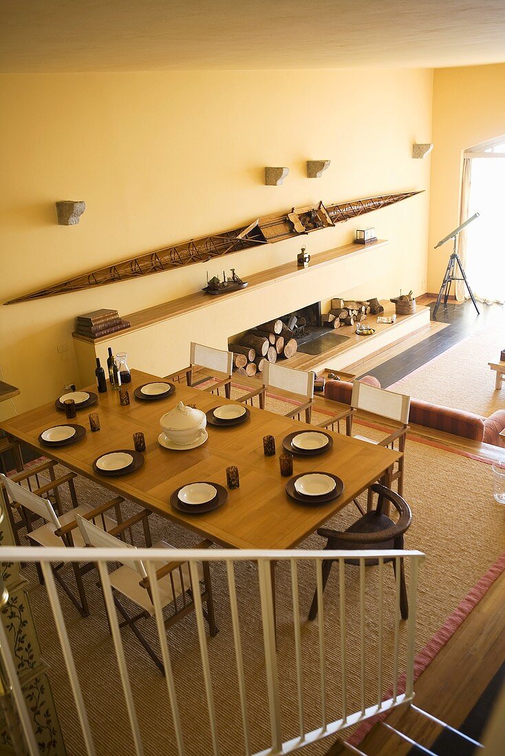 Blick von Treppe aufgedeckten Tisch im offenen Wohnzimmer eines Landhauses