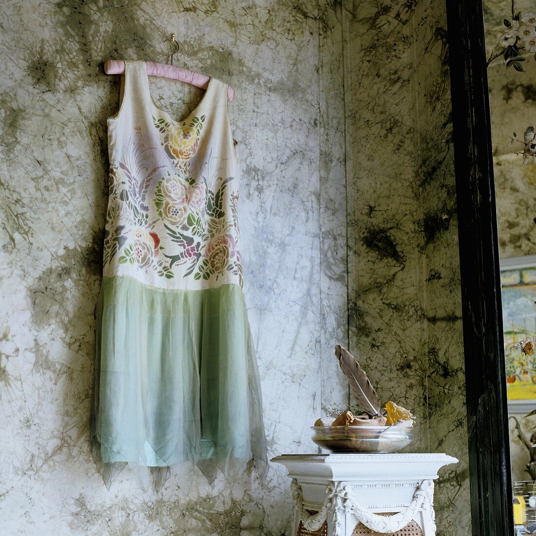 Sommerkleid auf Kleiderbügel an der Wand hängend