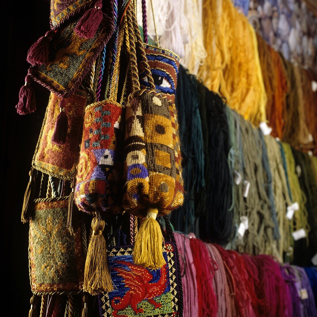 Aufgehängte farbige Wollstränge und Umhängetaschen im orientalischem Muster