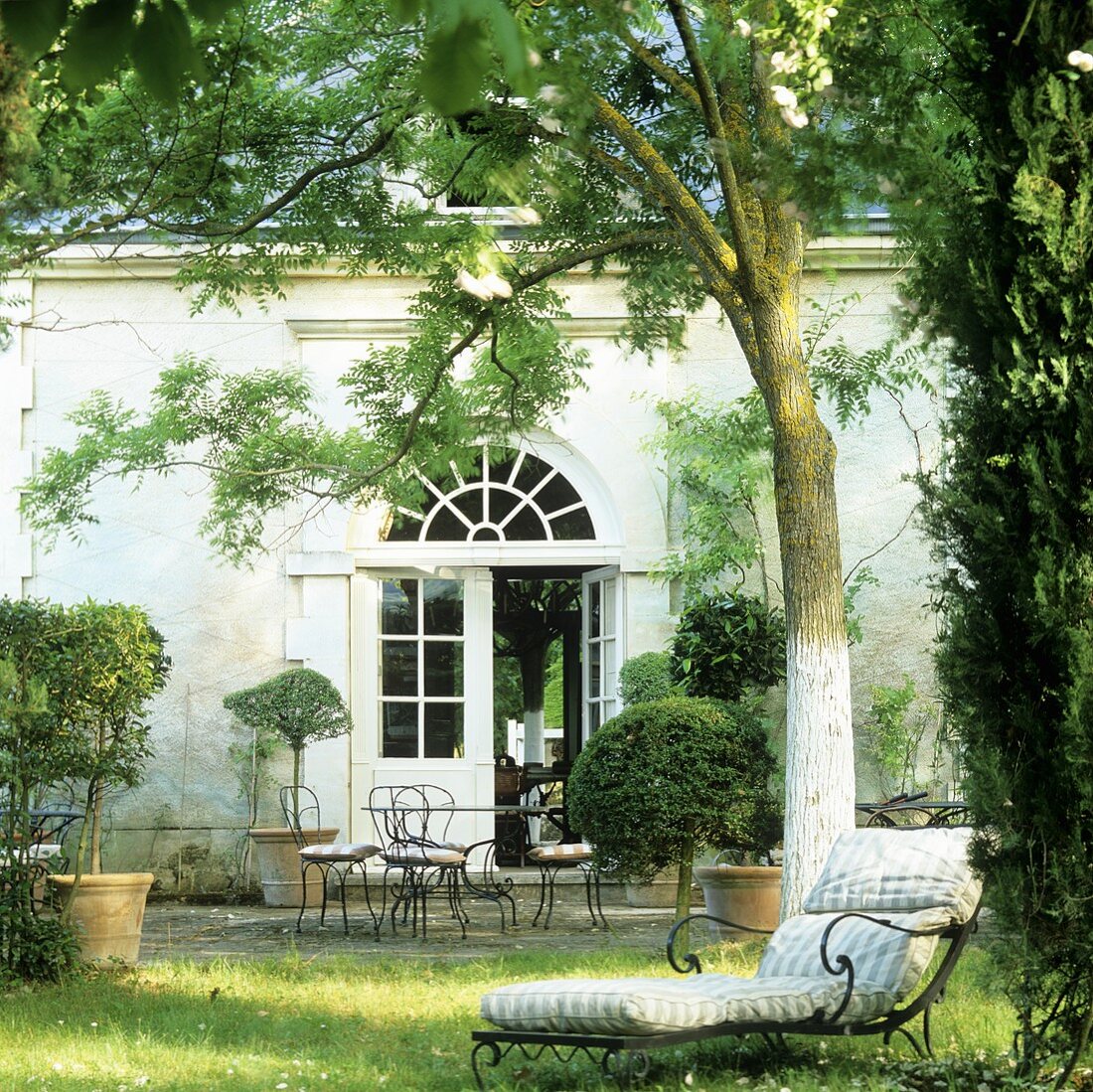 Entspannung im Garten eines französischen Landhauses