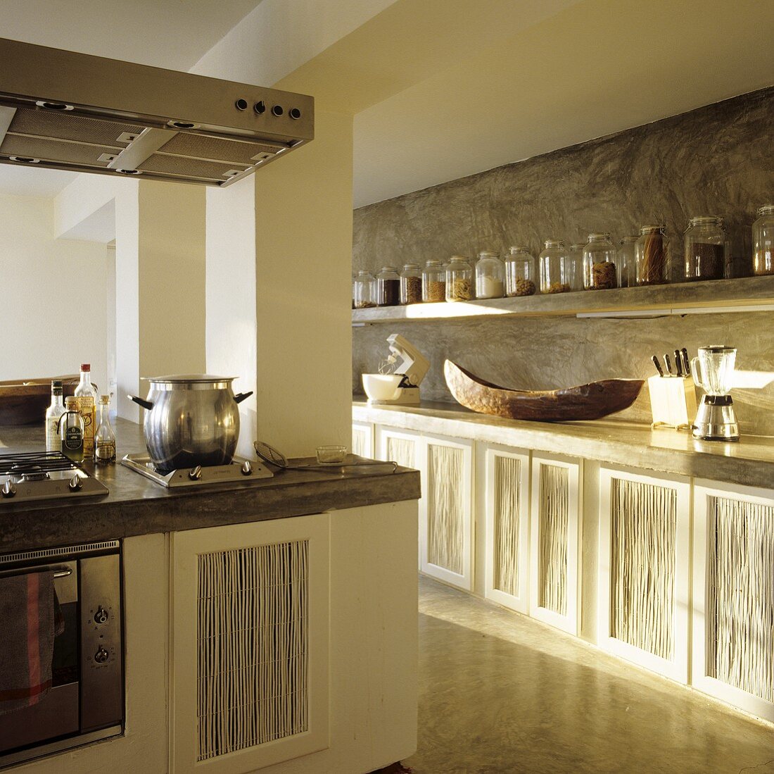 Designerküche mit rustikalen Elementen im Mediterraner Haus
