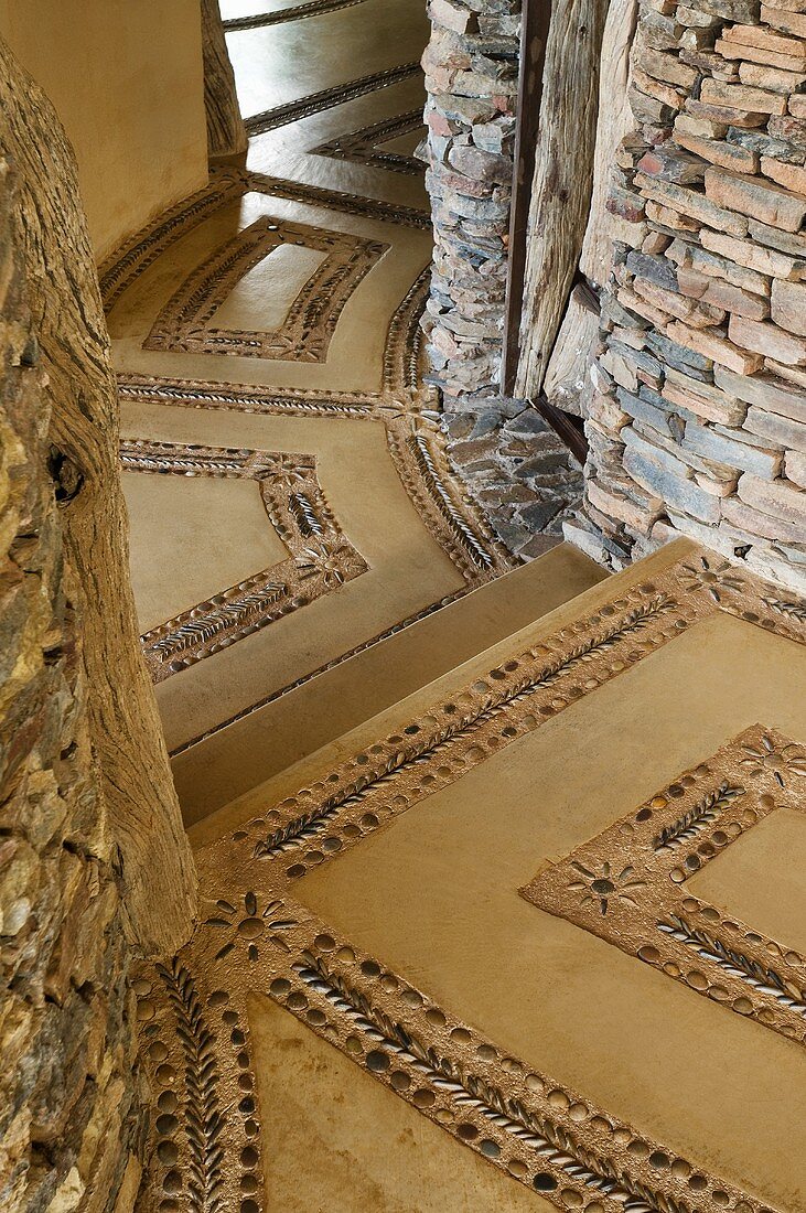 Eingangsbereich im südafrikanischen Haus mit Steinmuster im Boden