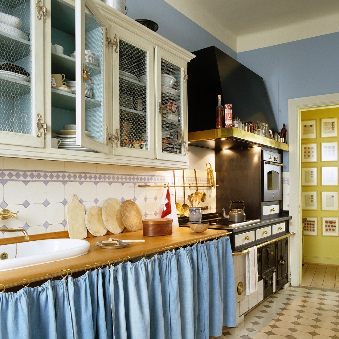Landhausküche mit blau getönter Wand