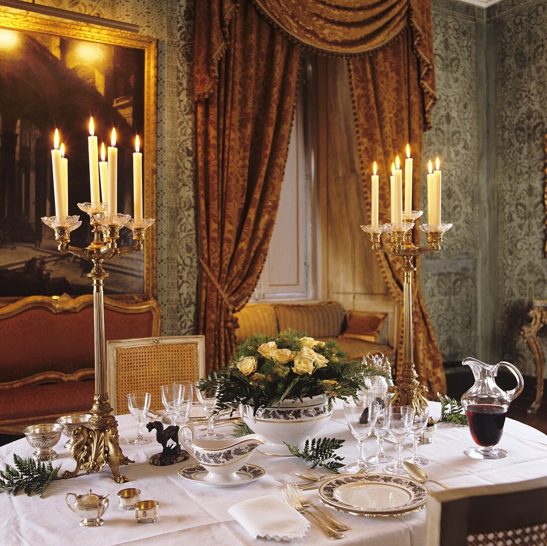 Romantische Stimmung in einem Palazzo - festlich gedeckter Tisch für Zwei