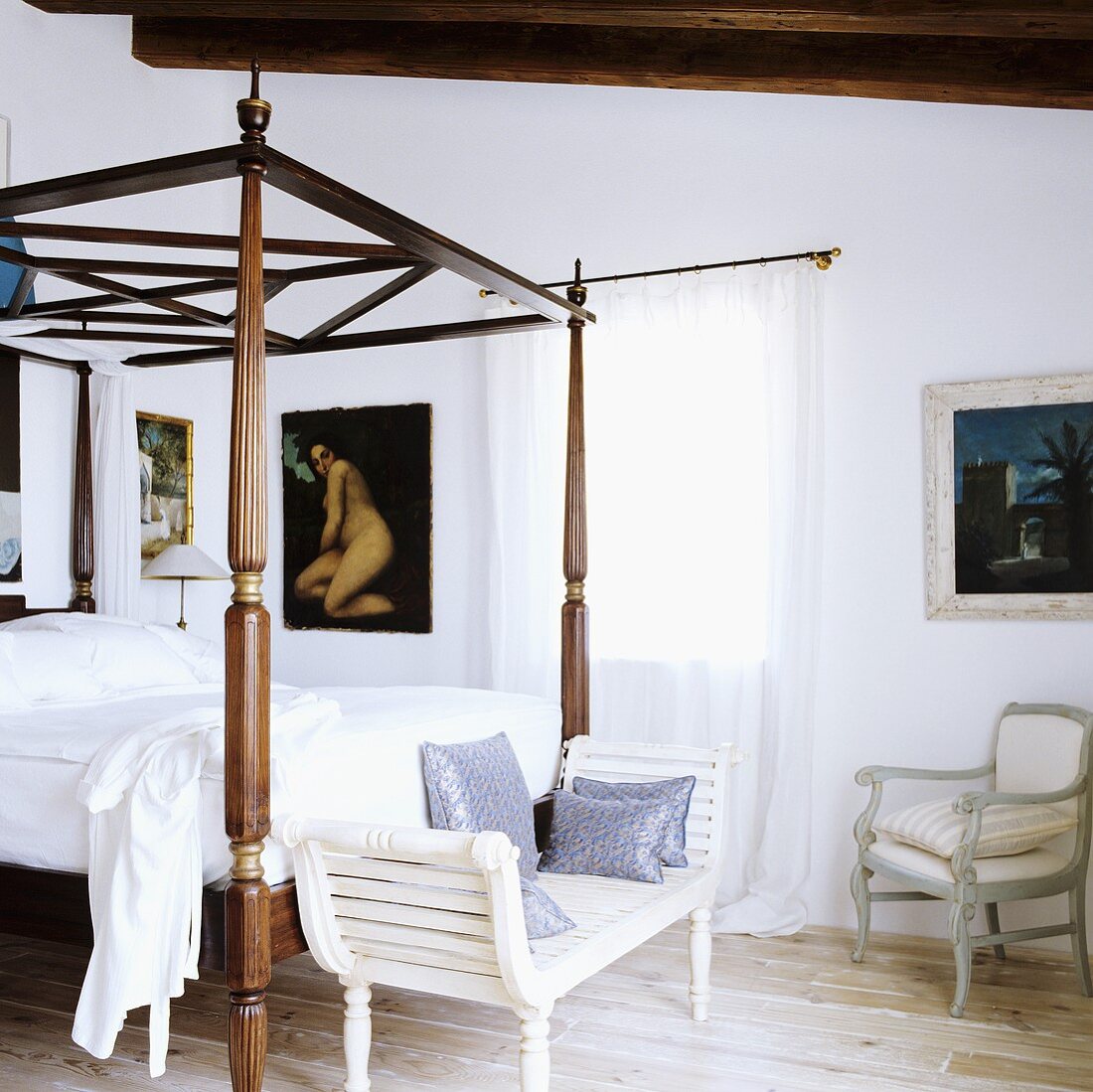 Himmelbett mit elegantem Holzrahmen und Sitzmöbeln im Rokokostil
