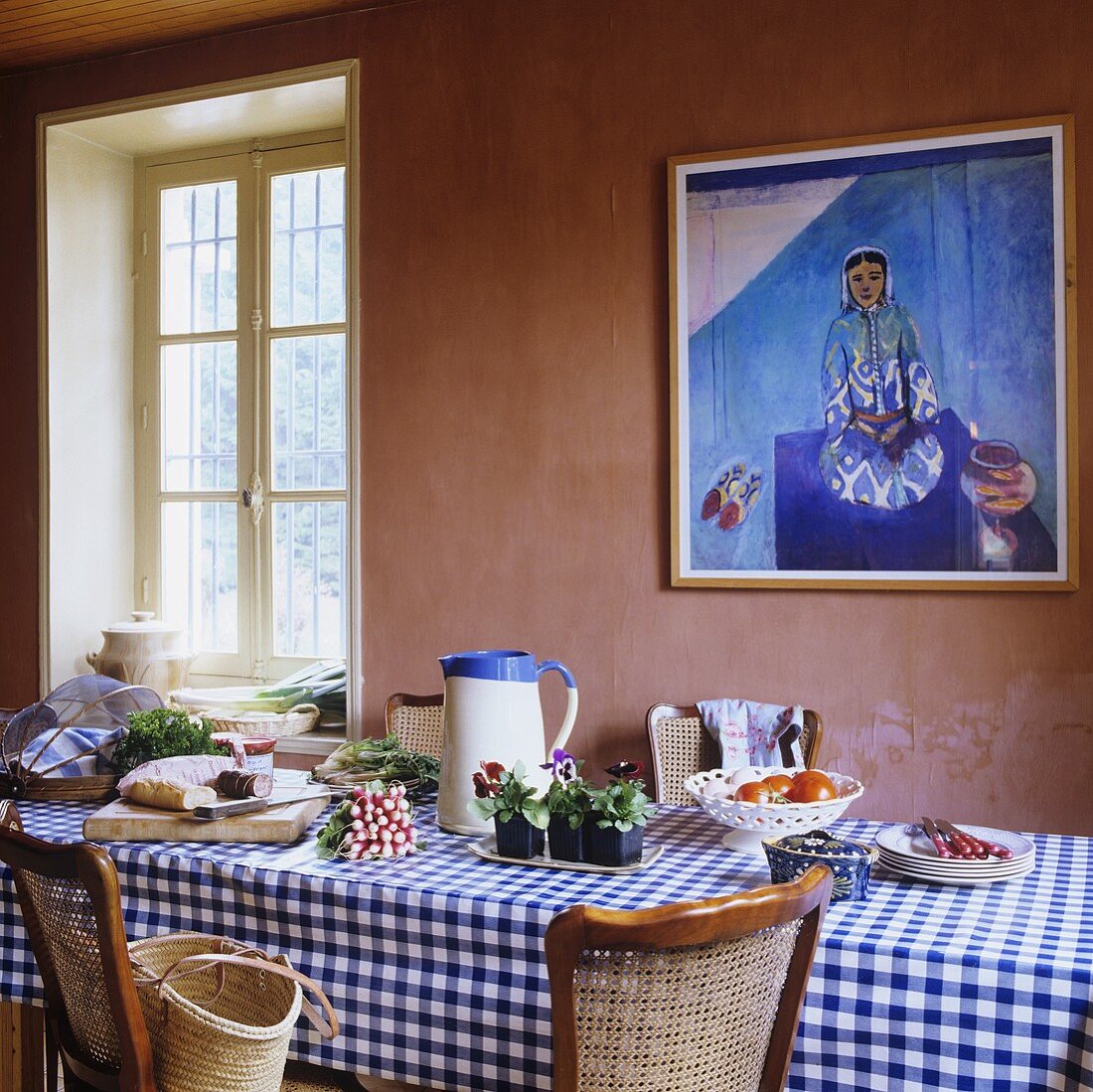 Bauerntisch mit Brotzeit im ziegelroten Zimmer