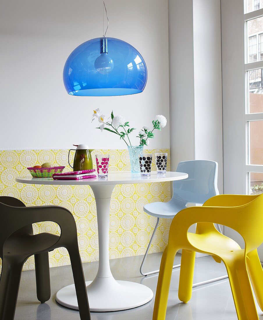 A mixture of dining furniture - Bauhaus meets Seventies