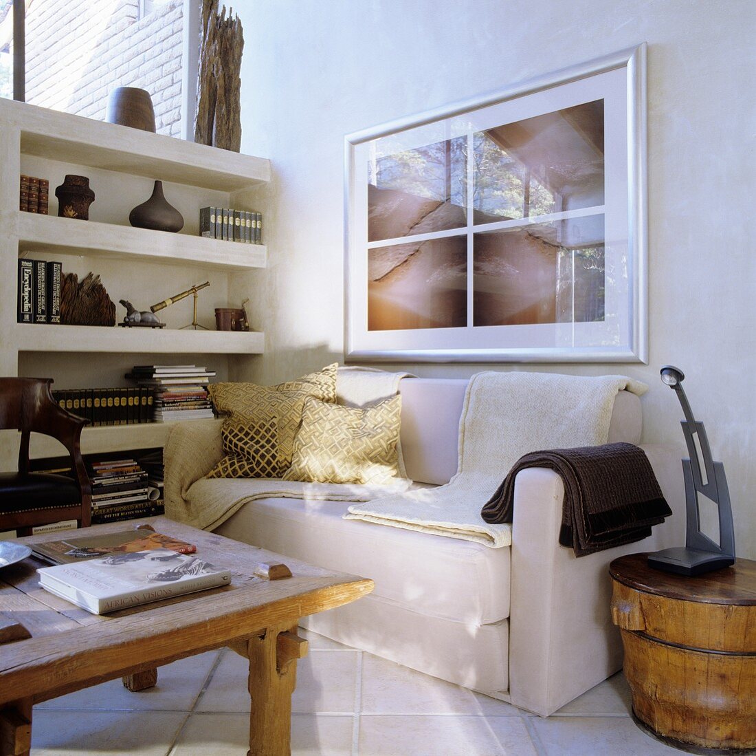 Sofa mit gemauertem Regal in offener Wohnraumecke