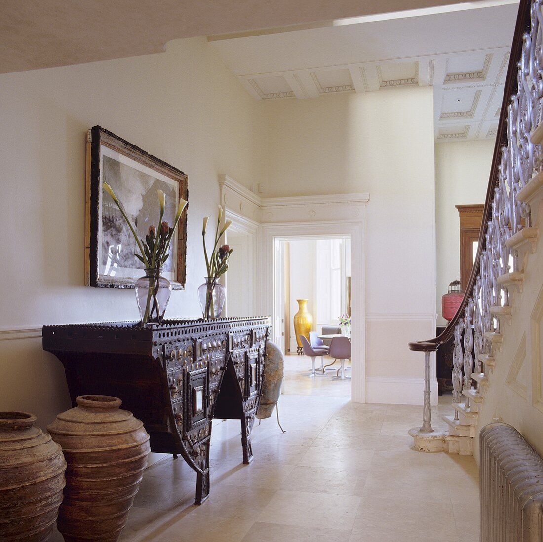 Antiker orientalischer Wandtisch im Treppenhaus einer Villa mit Blick in Wohnraum