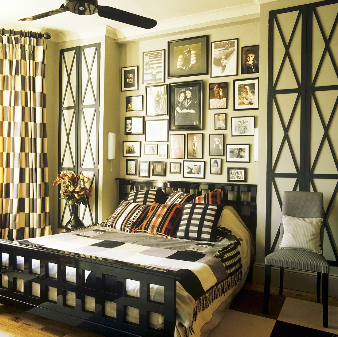Bett mit schwarz lackiertem Holzgitter und Einbauschränken