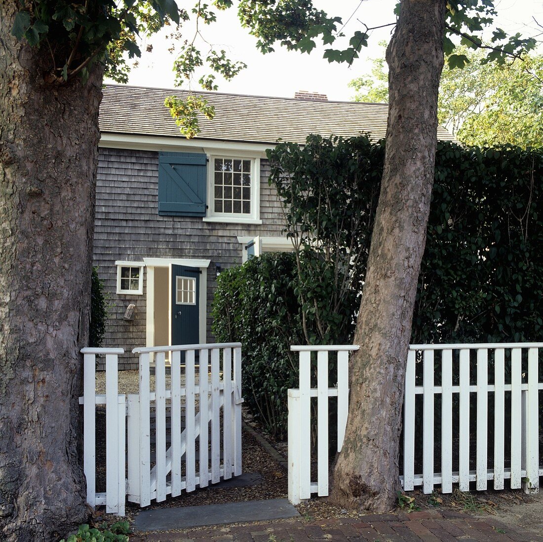 Einfamilienhaus mit weißem Gartenzaun