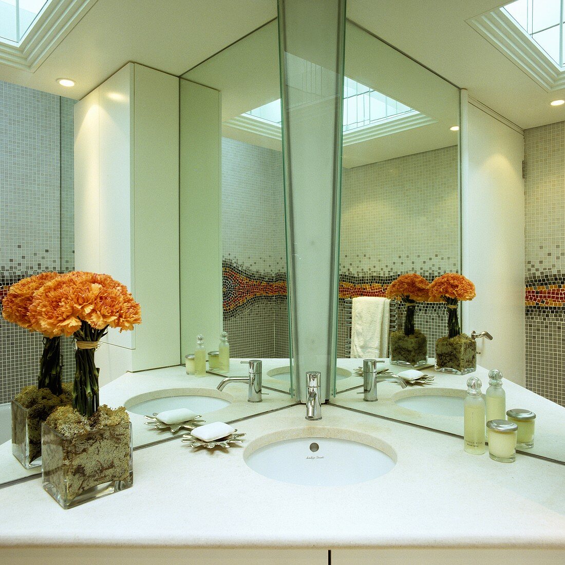 Spiegelkabinett im Badezimmer - in die Ecke platzierter Waschtisch mit weisser Steinplatte