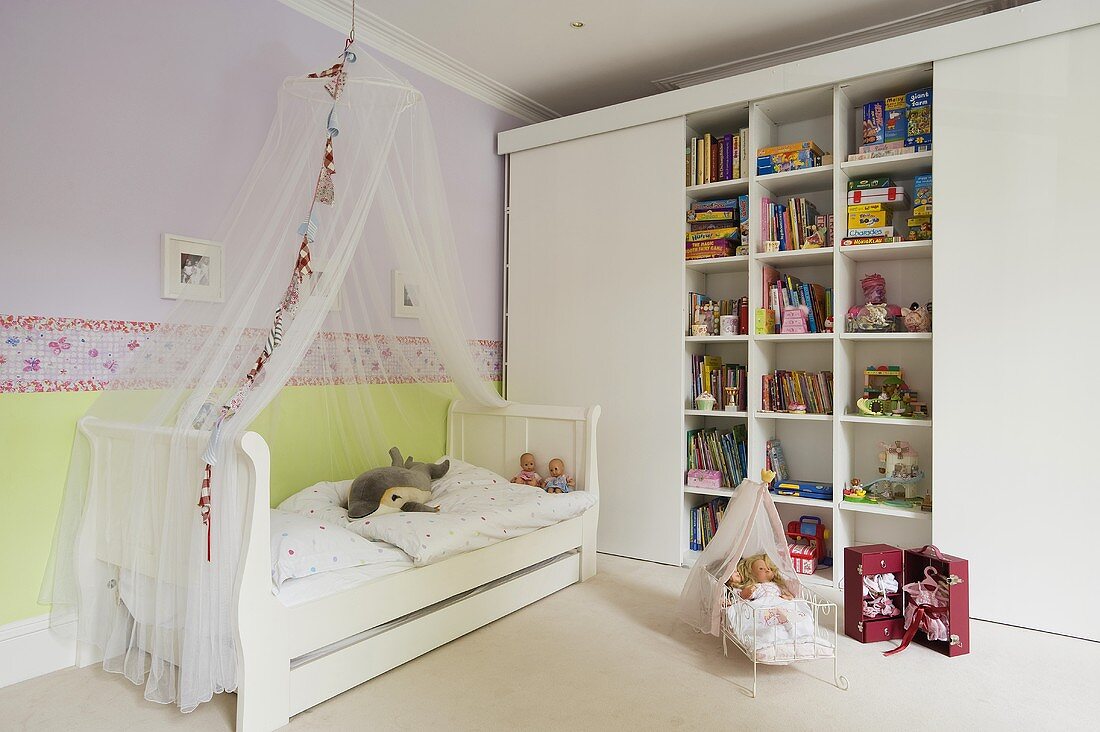 Kinderzimmer - Kinderbett und Baldachin und Einbauregal mit Schiebetüren