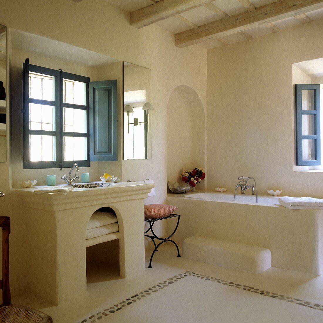 Gemauerte Badeinrichtung im spanischen Stil mit blauen Fenstern und Innenläden