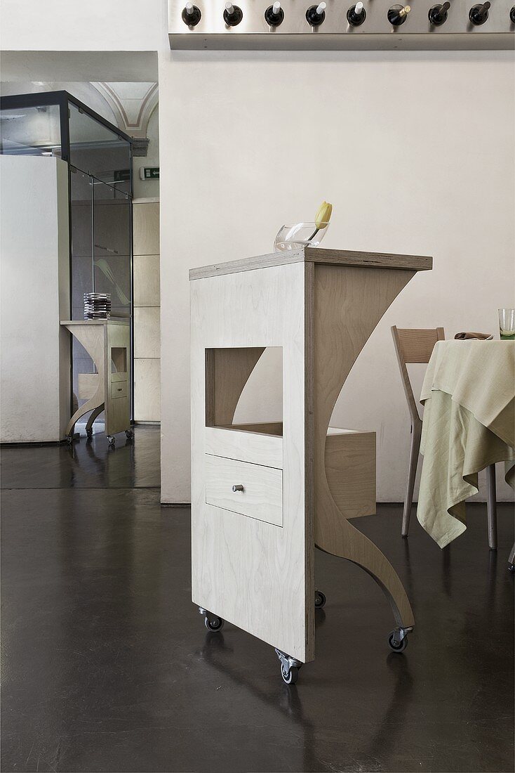 Designer-Restaurant - massgefertigter Rollschrank auf poliertem Estrichboden