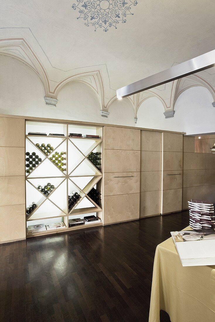 Designer Restaurant mit Gewölbedecke - moderner Einbauschrank mit offenem Weinregal und dunklem Holzboden
