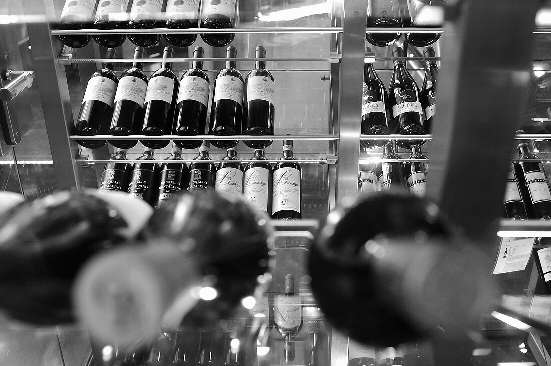 Glasregal mit ausgestelltem Wein in schwarz-weiss Aufnahme