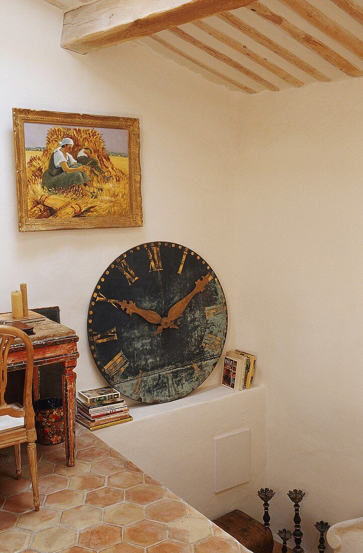 Landhausdachgeschoss - Podest und Ablage mit antikem Uhrenzifferblatt