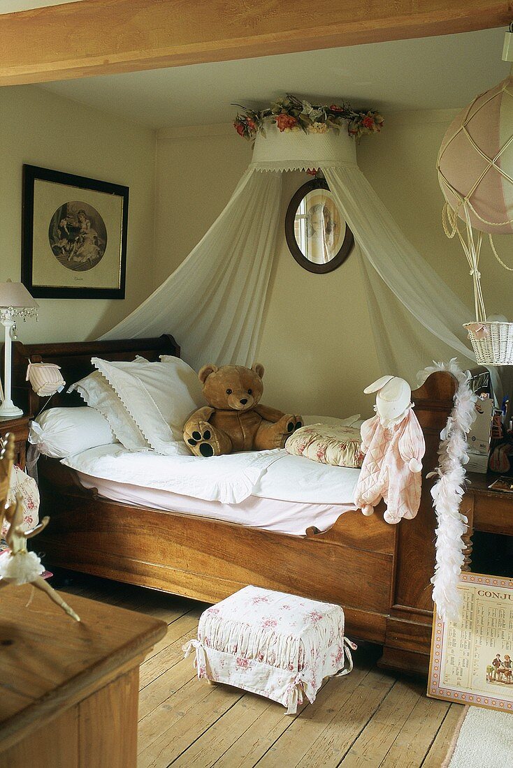 Antikes Holzbett mit Baldachin im bäuerlichen Schlafzimmer