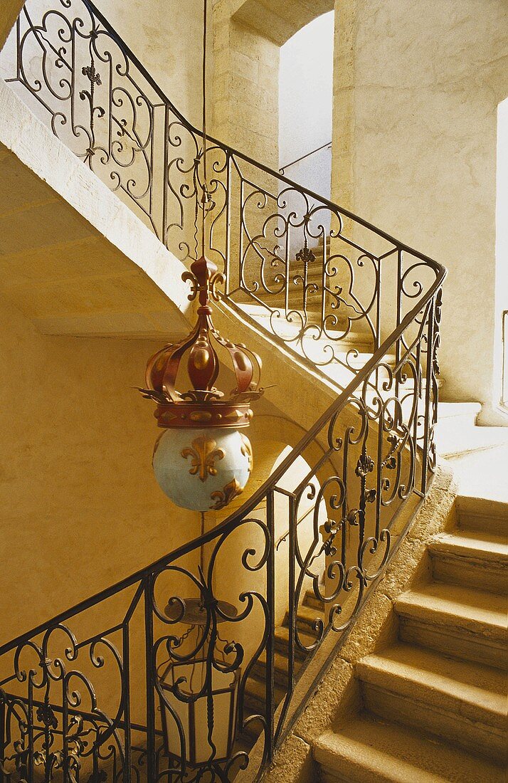 Herrschaftliches Treppenhaus - Treppe mit Kunstschmiedegeländer und antiker Pendellampe