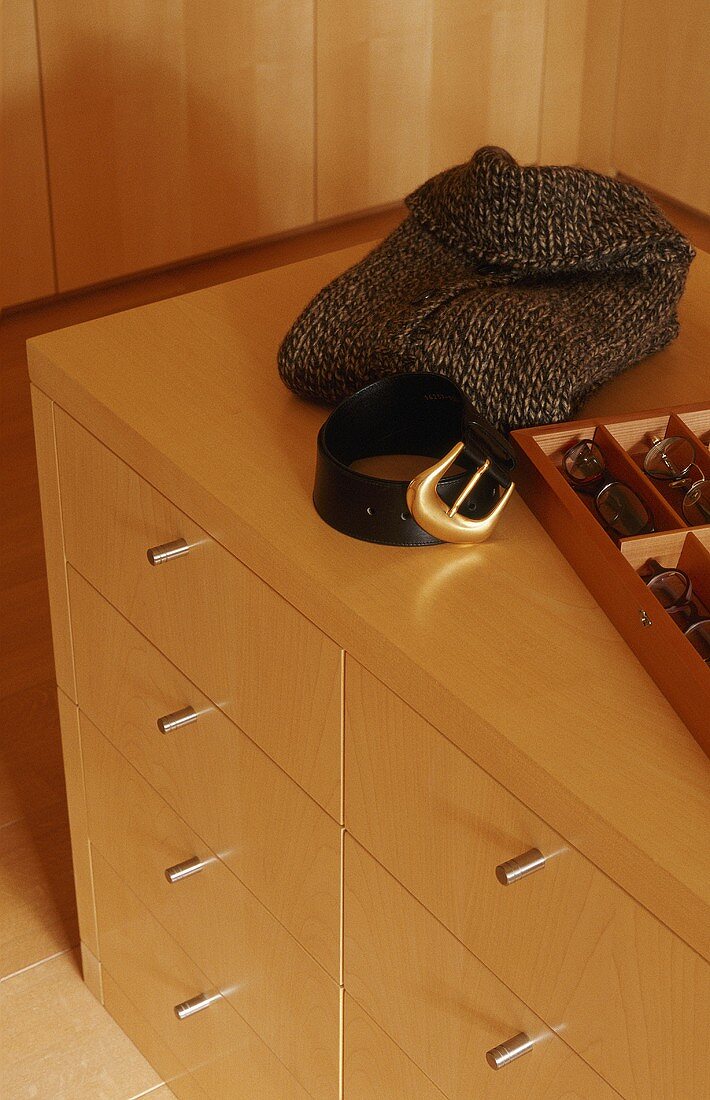 Blick auf Kommode mit Schubladen aus hellem Holz und stiftartigen Möbelgriffen