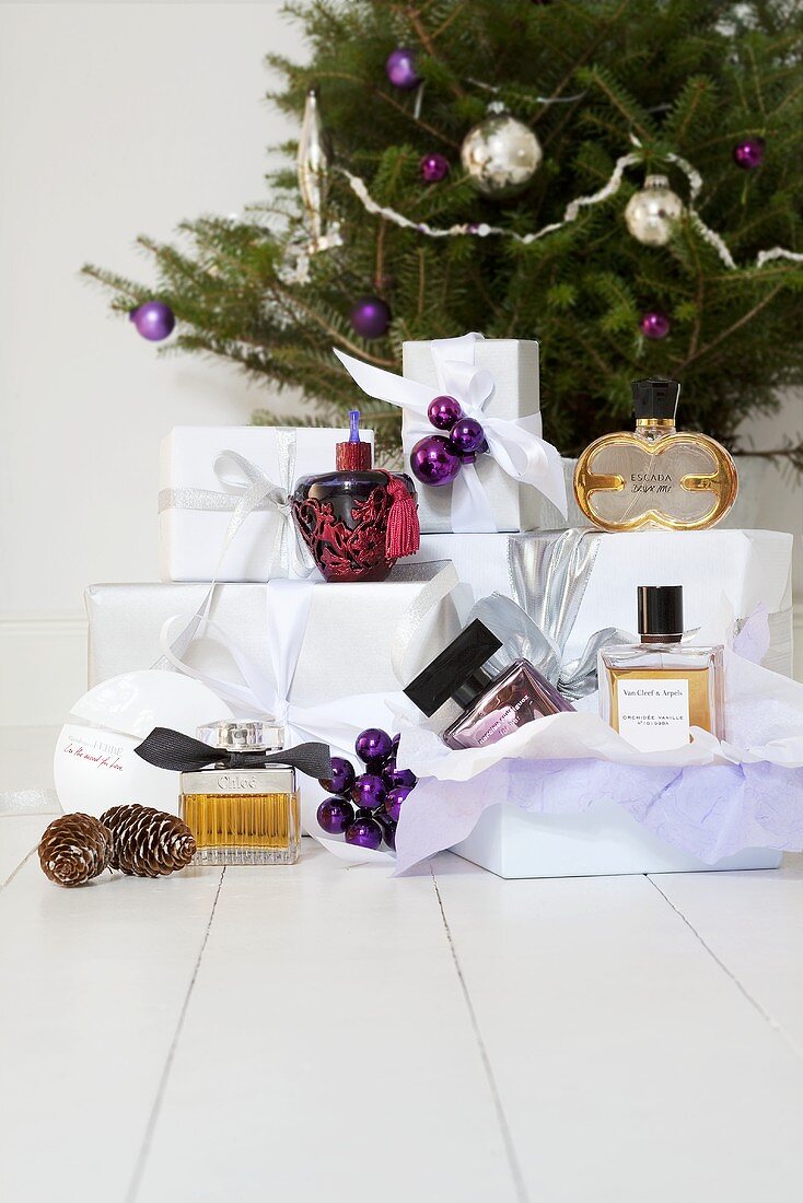 Parfumflakons und Geschenke mit Weihnachtsdeko