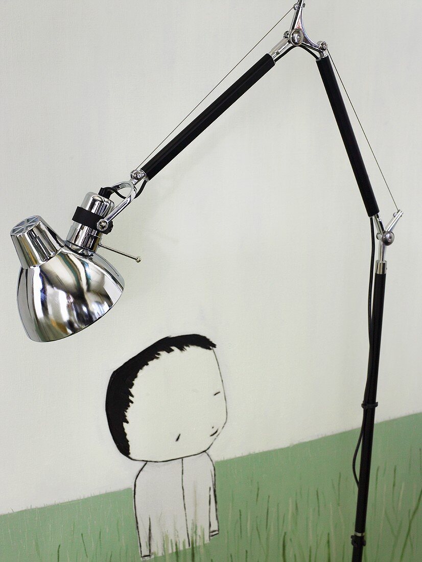 Verstellbare Stehlampe mit Lampenschirm aus Chrom vor Bild