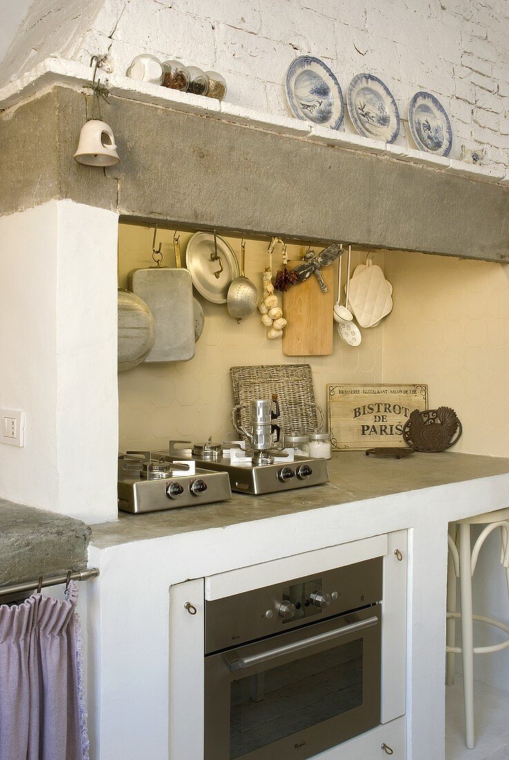 Gemauerte Küchenzeile mit Kaminabzug im Landhausstil und moderne Einbaugeräte
