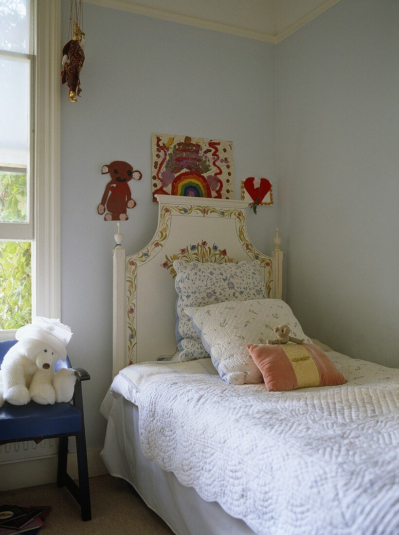 Jugendzimmer im Landhausstil mit Bett und Kopfteil aus bemaltem Holz