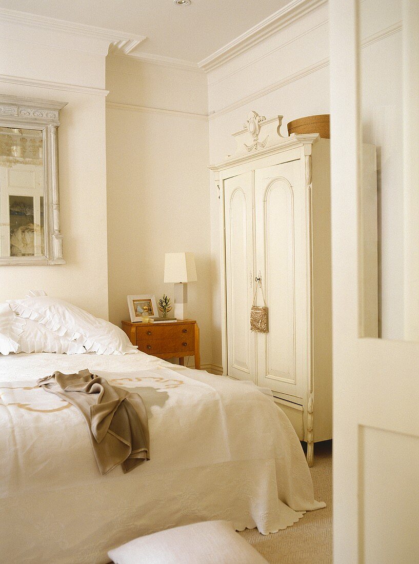 Schlafzimmer mit weiss lackiertem Bauernschrank