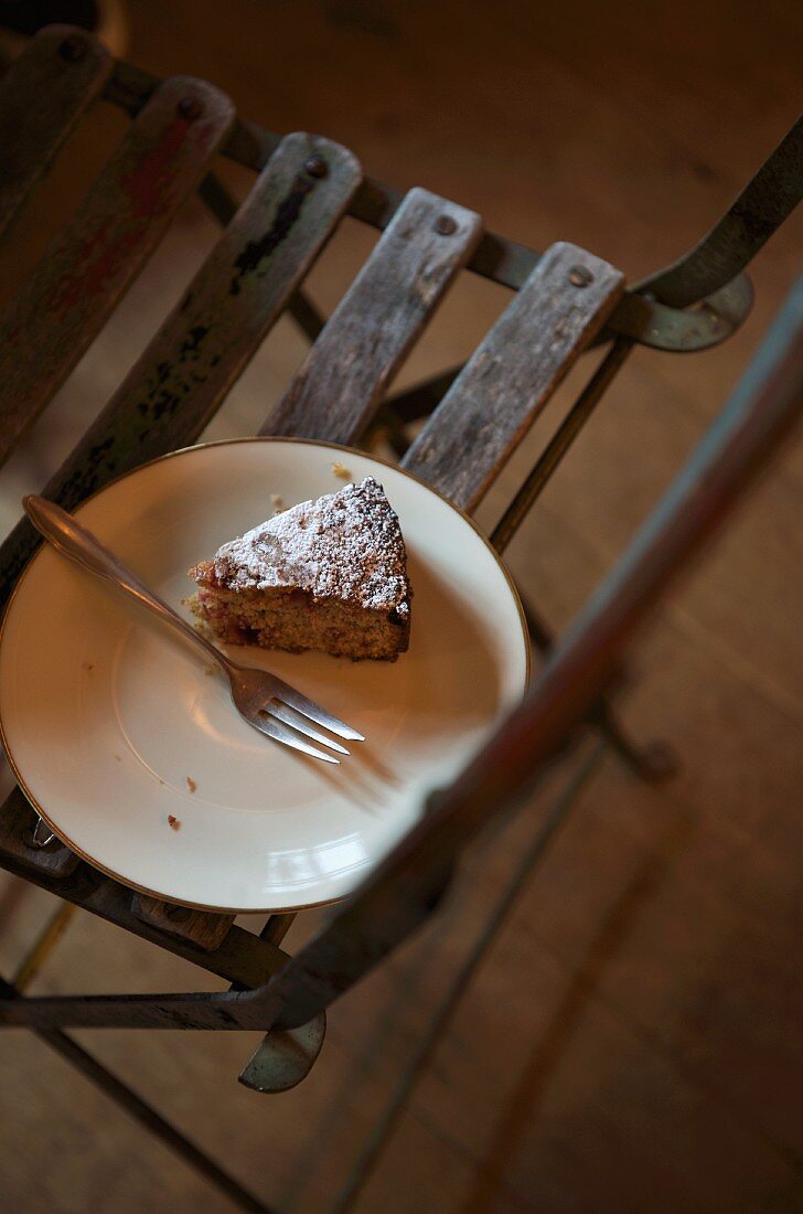 Teller mit Kuchenstück auf Klappstuhl