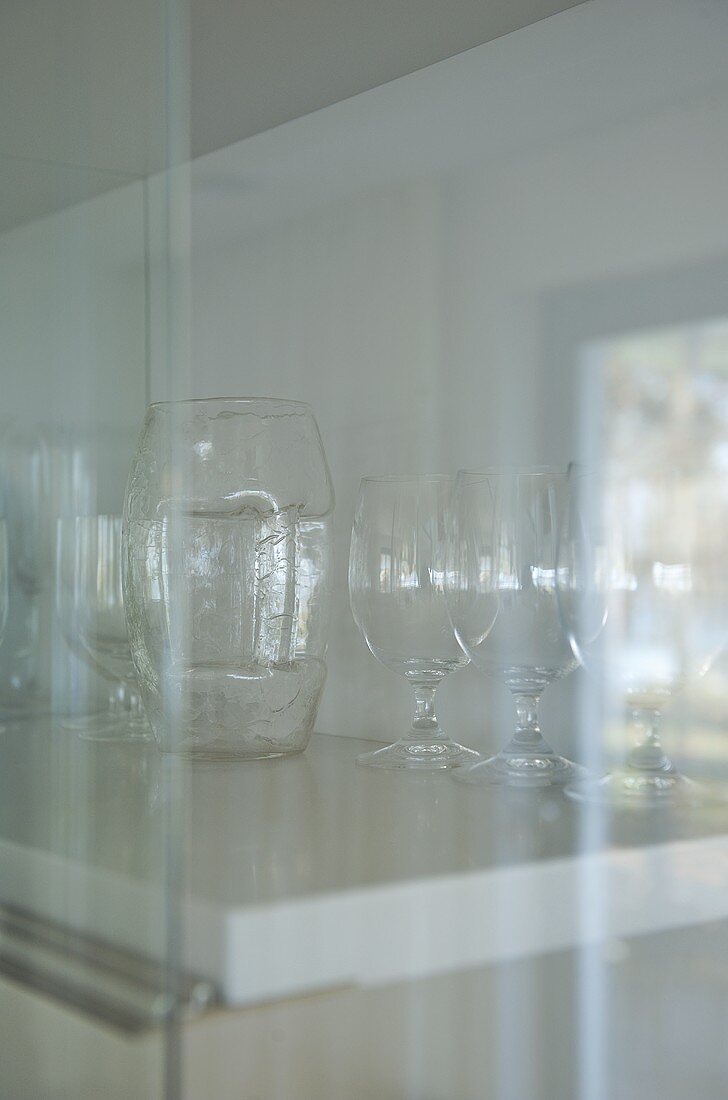 Blick durch Glaswand auf Glaswaren im Regal