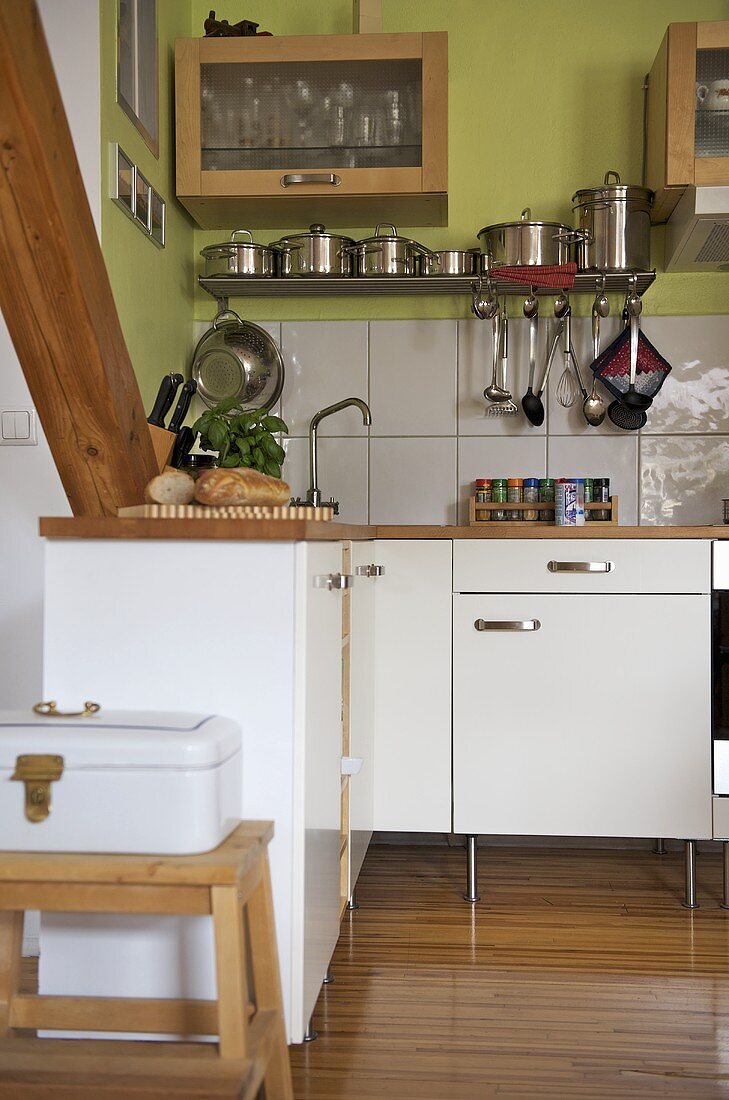 Moderne Küche mit weißen Schrankfronten