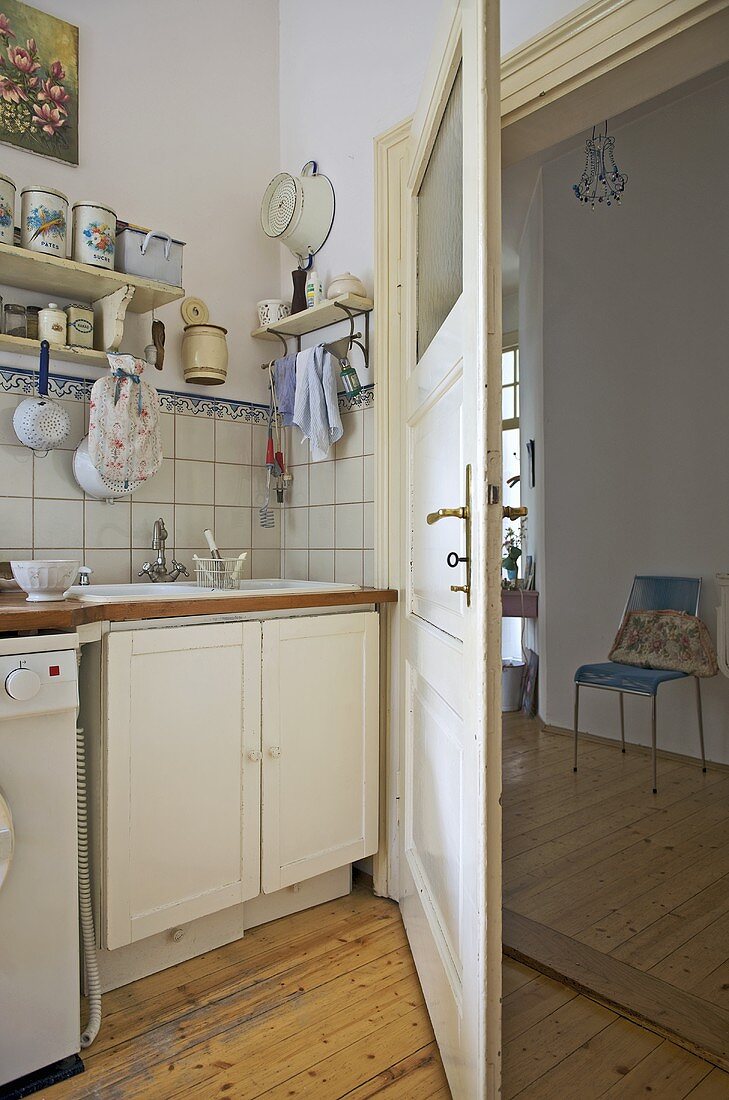 Ländliche Küchenecke mit offener Tür und Blick in Flur