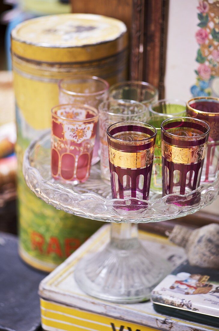 Marokkanische Teegläser auf Tortenständer aus Glas