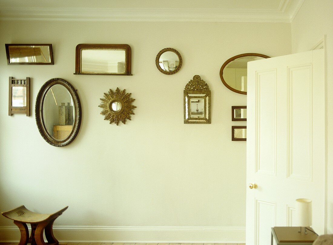 Antike Spiegelsammlung an der Wand