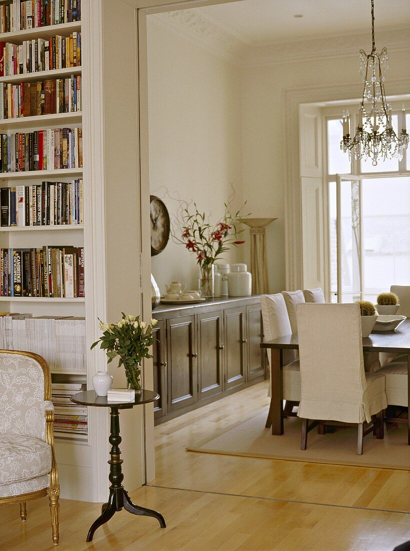 Blick vom Wohnzimmer in traditionelles Esszimmer mit Tisch und Hussen Stühlen