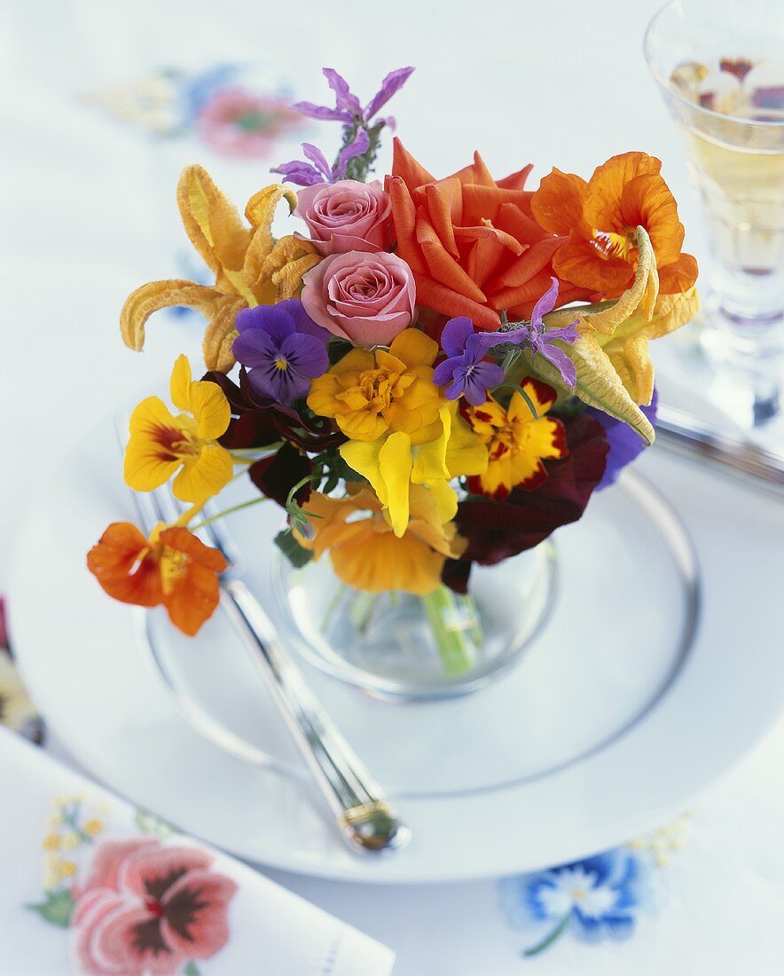Sommer-Blumenstrauss in einer Vase auf einem Teller