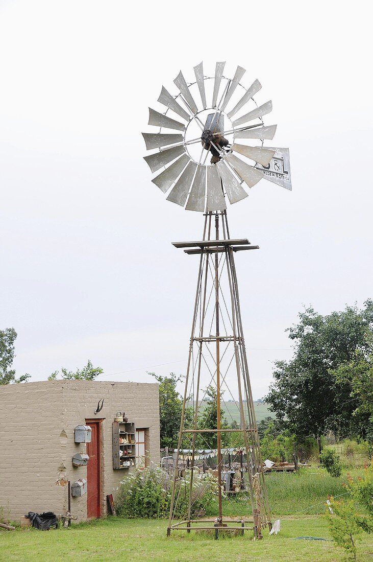 Eine Windmühle in einem Garten bei Rosendal in Südafrika