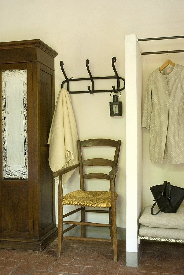 Dielenbereich mit einem Stuhl, Kleiderhaken und einer Garderobe