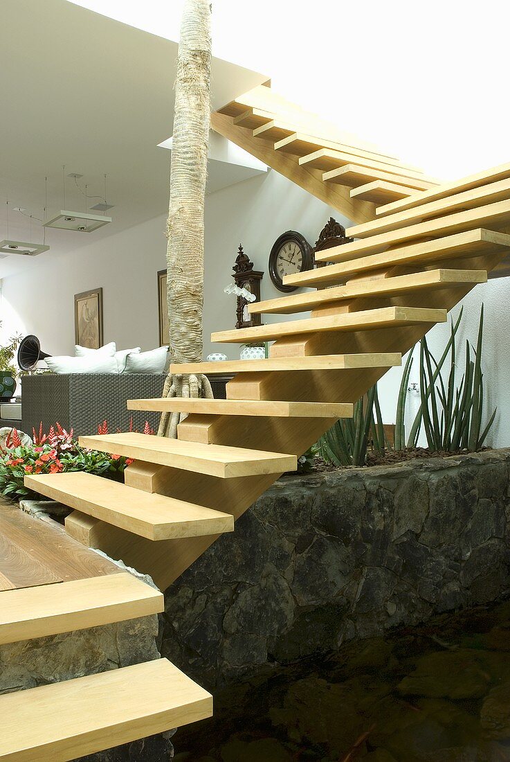 Schwebende Treppe mit Holzstufen