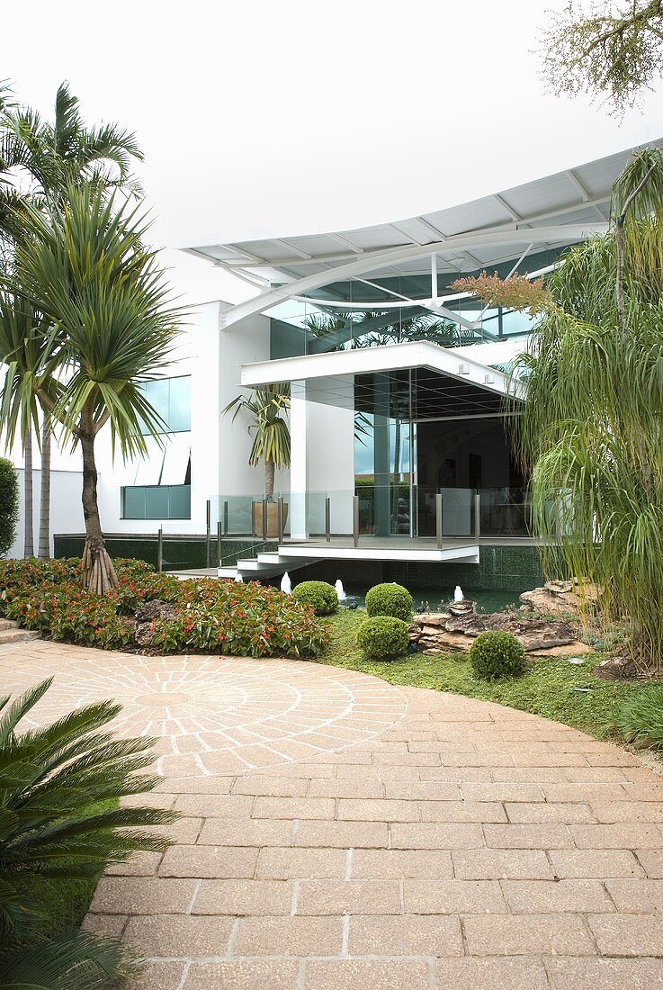 Der Haupteingang aus Glas- und Metallkonstruktion zu der Villa ad Amparo, San Paolo, Brasilien