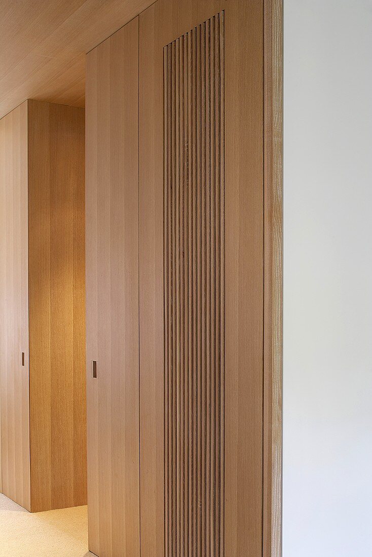 Vorraum mit modernem Einbauschrank und Decke aus Holz