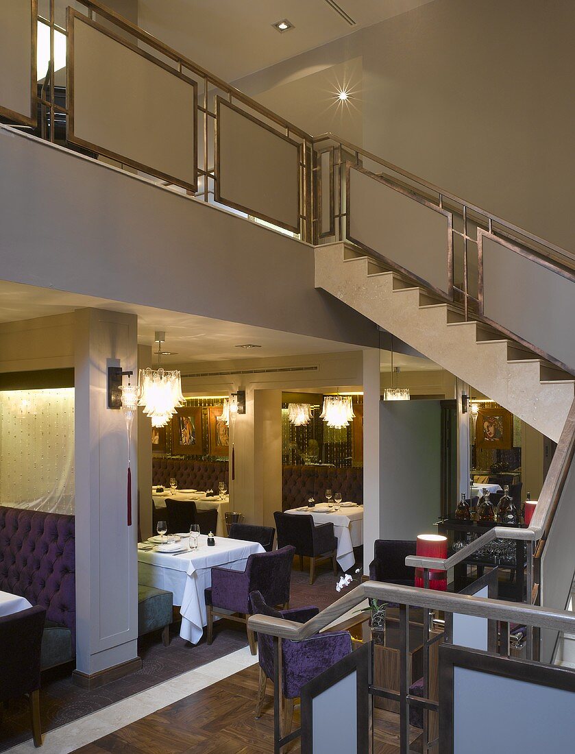 Moderner Treppenraum mit Blick ins Hotelrestaurant