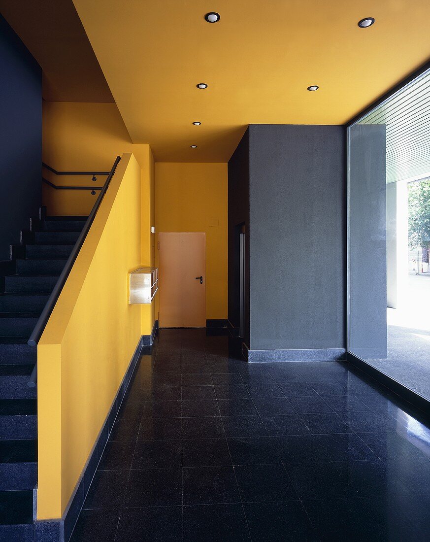 Minimalistisches Treppenhaus mit kräftigen Farben Gelb und Schwarz im Art and Craft Stil