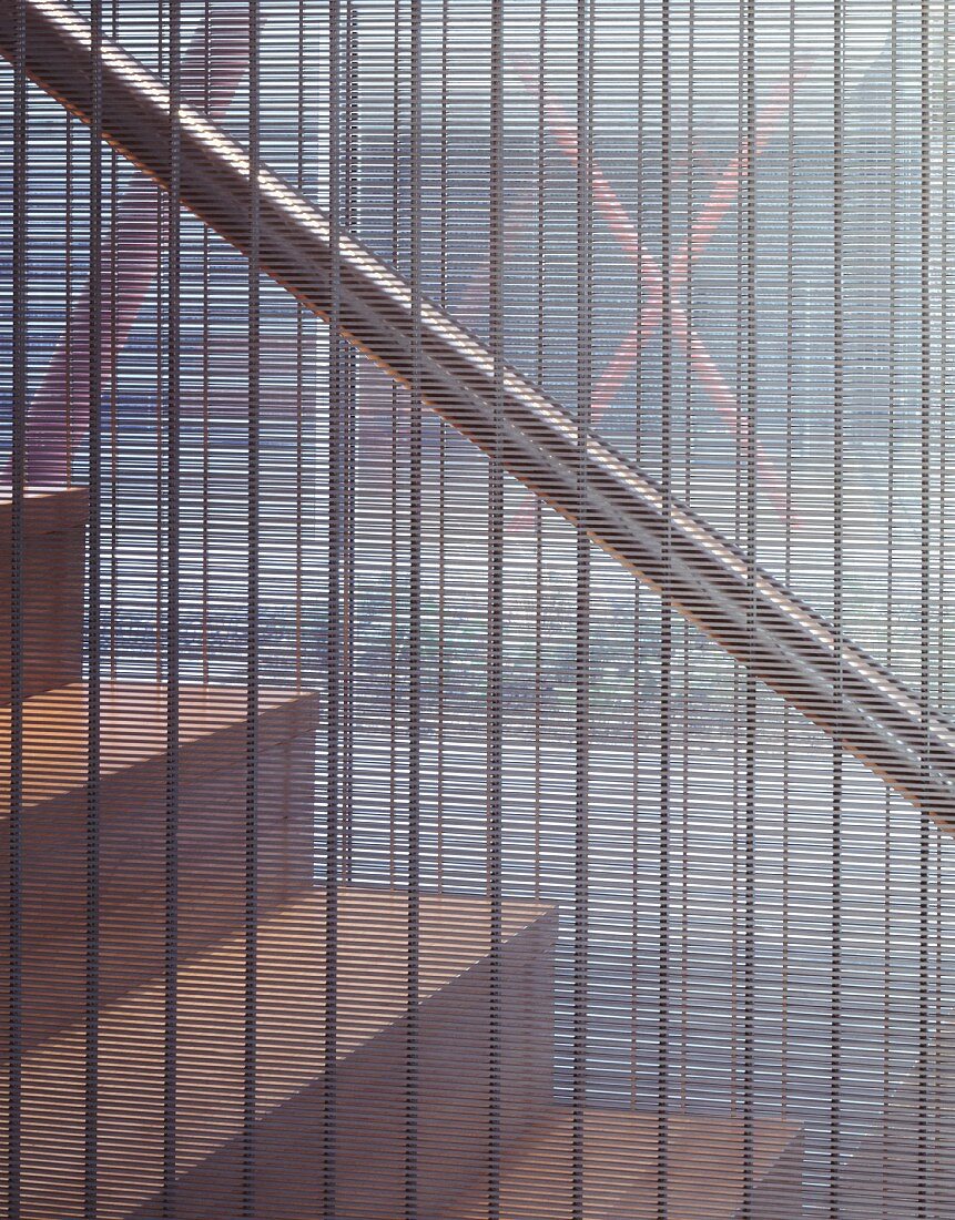 Zeitgenössische Treppe mit transparenter Metallgittergewebe als Treppenraumabtrennung