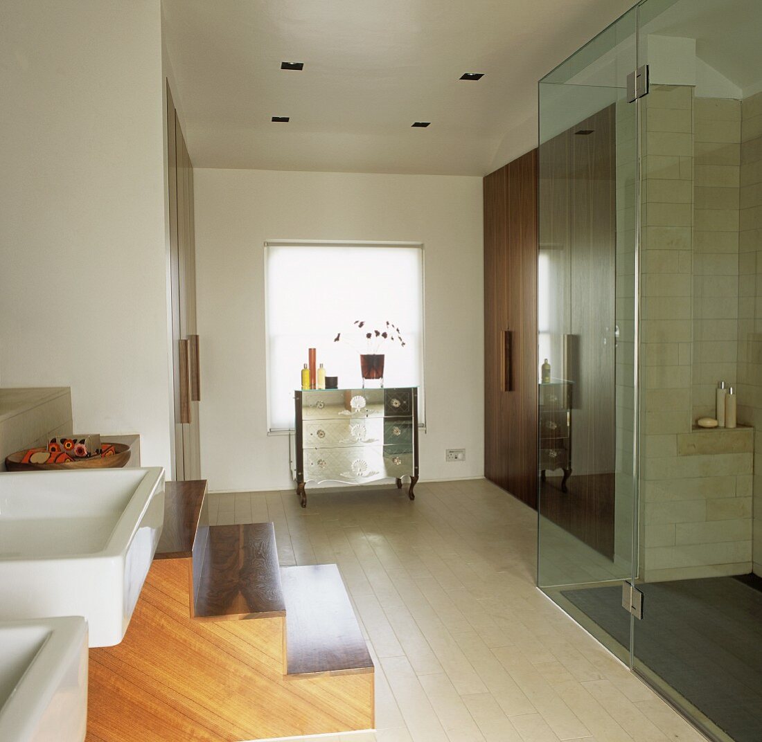 Begehbare Dusche mit Glastür in einem modernen Badezimmer