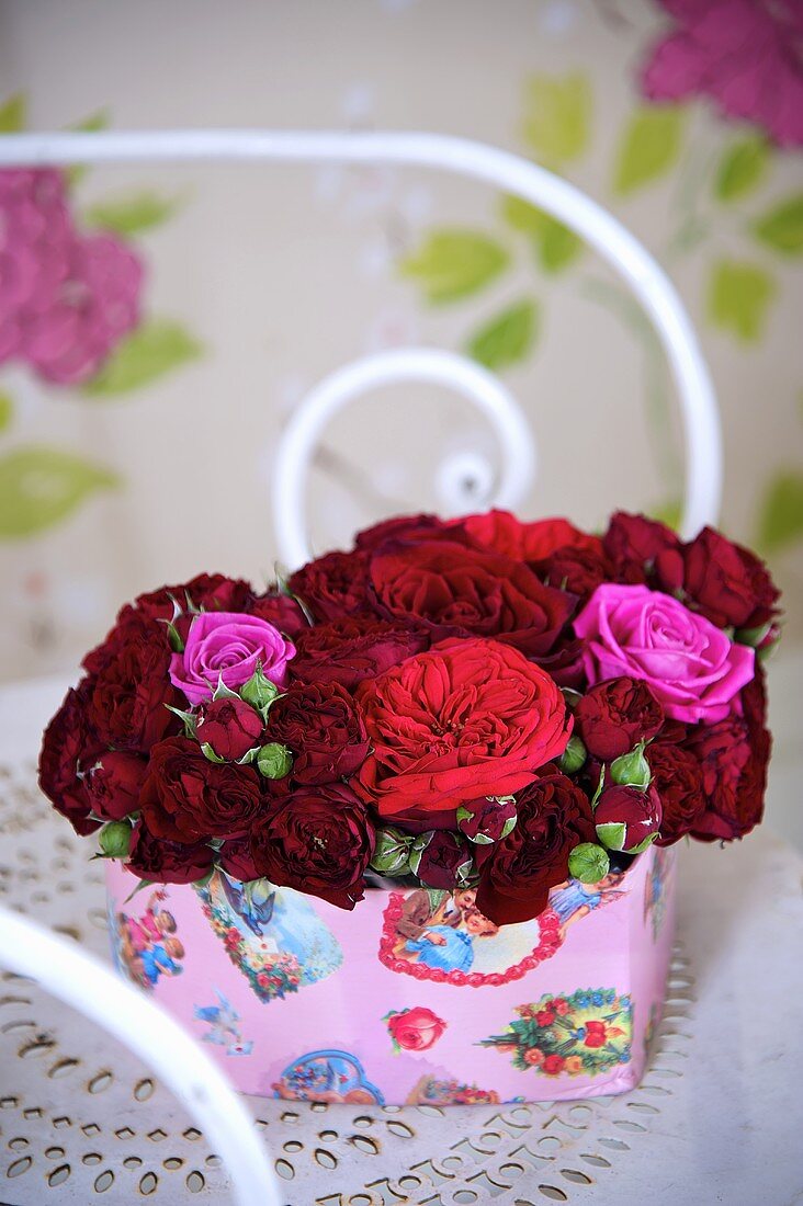 Rote Rosen in dekorierter Schachtel