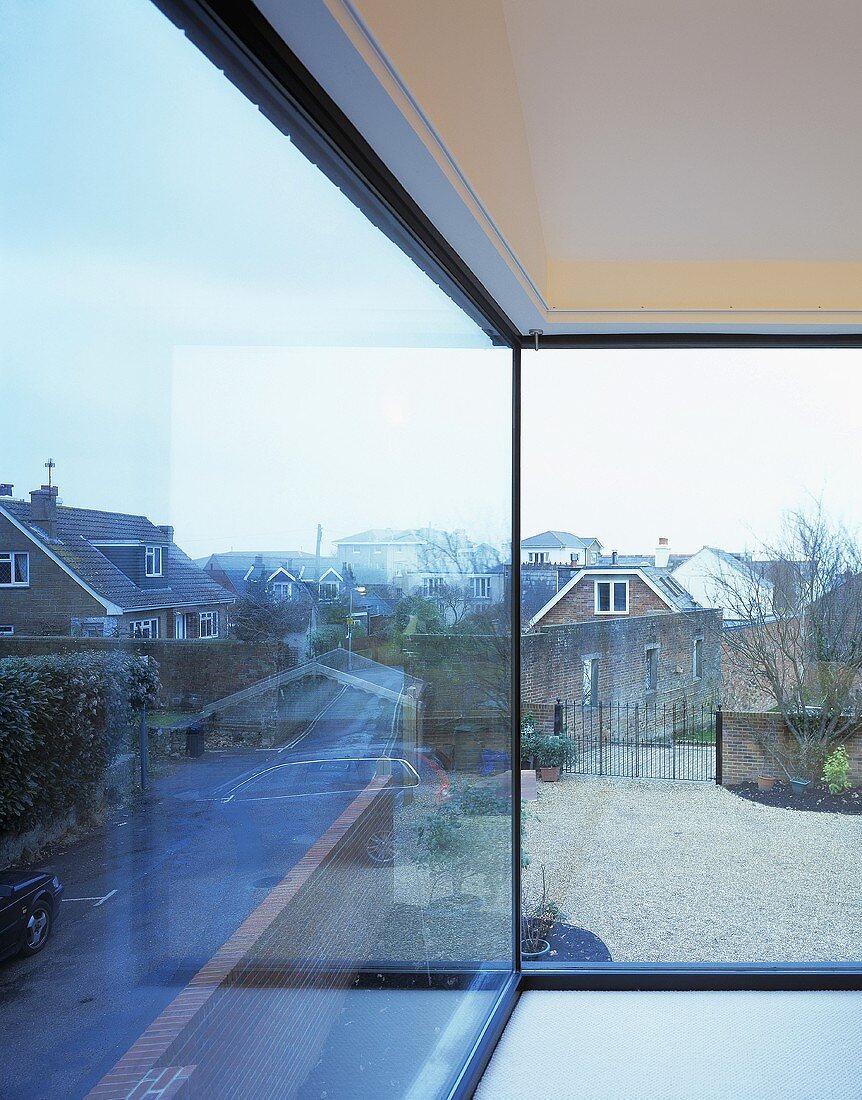 Glasfront übereck mit Blick auf Garten und Nachbarhaus